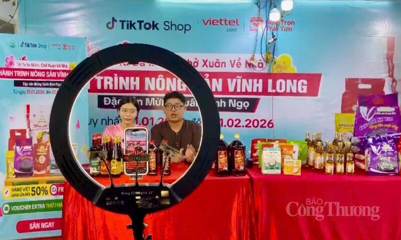 Tỉnh Vĩnh Long nhiều đơn vị và doanh nghiệp tiếp cận phương thức kinh doanh hiện đại thông qua livestream và thương mại điện tử. Ảnh: Khánh Ngọc.