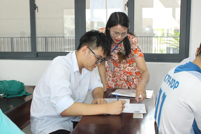 Kỳ thi tốt nghiệp THPT năm 2026, Hội đồng thi Sở GD-ĐT Hà Tĩnh có 35 điểm thi chính thức, 2 điểm dự phòng với gần 18.600 thí sinh đăng ký. Toàn tỉnh bố trí 797 phòng thi, 70 phòng chờ và điều động hơn 2.700 cán bộ, giáo viên, nhân viên làm nhiệm vụ. Ảnh: Phúc Sơn
