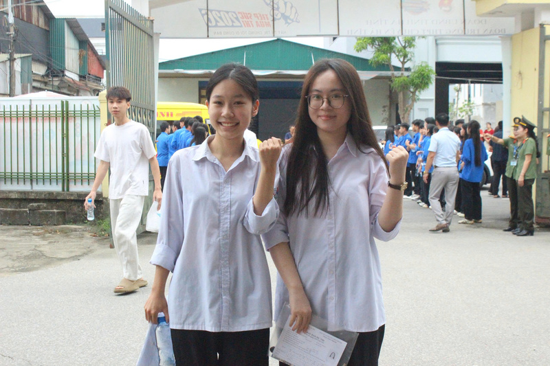Bước vào phòng thi, các thí sinh giữ tâm thế thoải mái, tự tin và sẵn sàng quyết tâm đạt kết quả cao. Chiều cùng ngày, các em tiếp tục làm bài thi môn Toán với thời gian 90 phút. Ảnh: Phúc Sơn