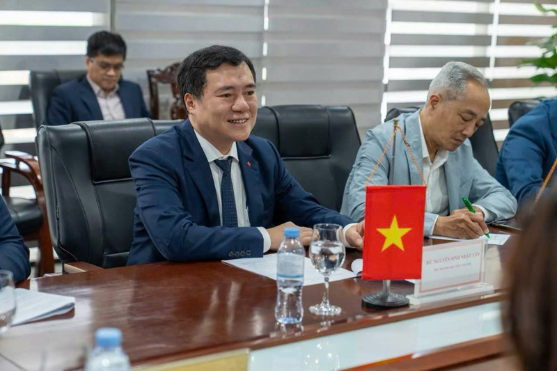 Thứ trưởng Nguyễn Sinh Nhật Tân phát biểu tại cuộc làm việc.