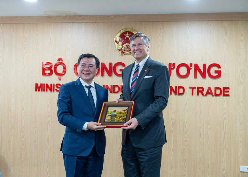 Thứ trưởng Nguyễn Sinh Nhật Tân tiếp Thứ trưởng Ngoại giao Hoa Kỳ Christopher Landau.