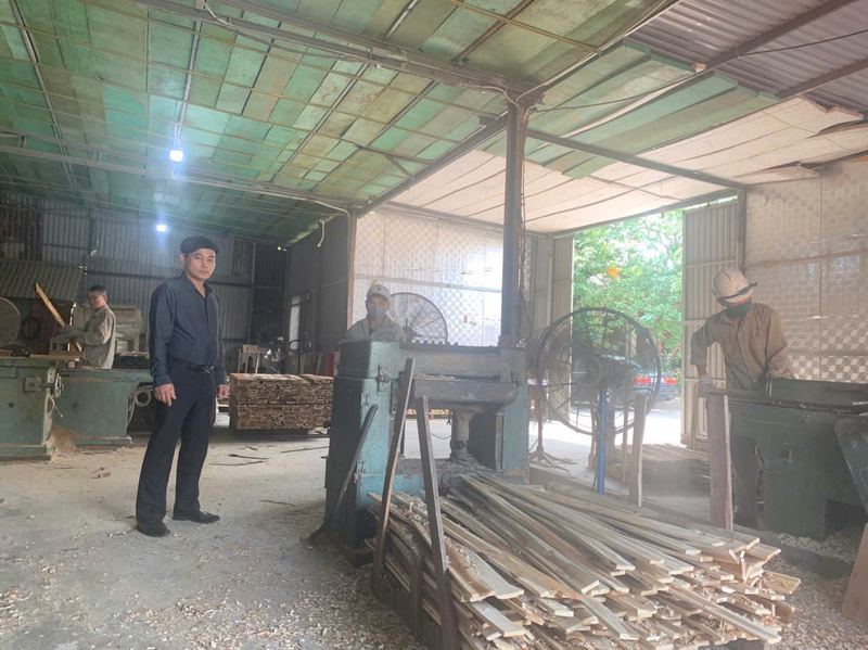 Ông Vũ Đình Đoàn, Chủ tịch HĐQT Công ty TNHH Hoa Đại (mặc áo kẻ đen) kiểm tra sản xuất của Phân xưởng chế biến gỗ. Ảnh: Thanh Sang