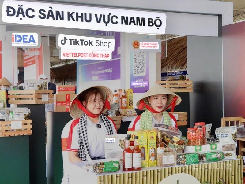 Sở Công Thương tỉnh Đồng Tháp phối hợp Viettel Post Đồng Tháp tổ chức chương trình livestream bán hàng, giới thiệu, quảng bá và kết nối tiêu thụ sản phẩm. Ảnh: Khánh Ngọc.