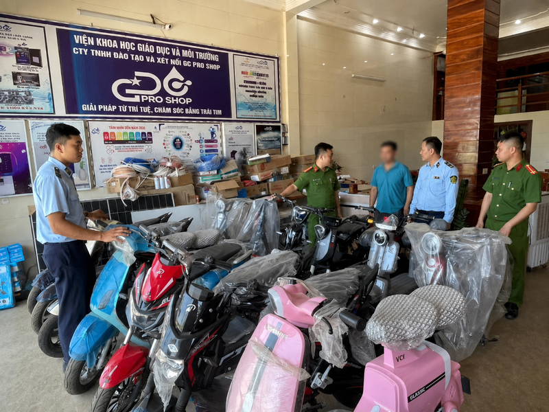 Lực lượng Quản lý thị trường phối hợp với Công an xã kiểm tra tại hộ kinh doanh của ông N.B.D. Ảnh: Công Tiến