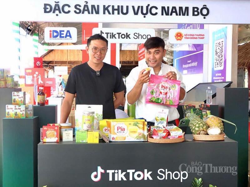 Bán hàng trực tuyến và livestream quảng bá sản phẩm nông sản và OCOP trên nền tảng số thông qua kênh TikTok “Hành trình cùng nông sản". Ảnh: Khánh Ngọc.