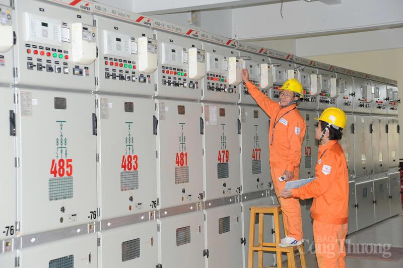 Bộ Công Thương chỉ đạo triển khai đồng bộ các chương trình quản lý nhu cầu điện, điều chỉnh phụ tải, đồng thời bảo đảm nhiên liệu cho phát điện và đẩy nhanh tiến độ các dự án nguồn, lưới điện. Ảnh: Cấn Dũng