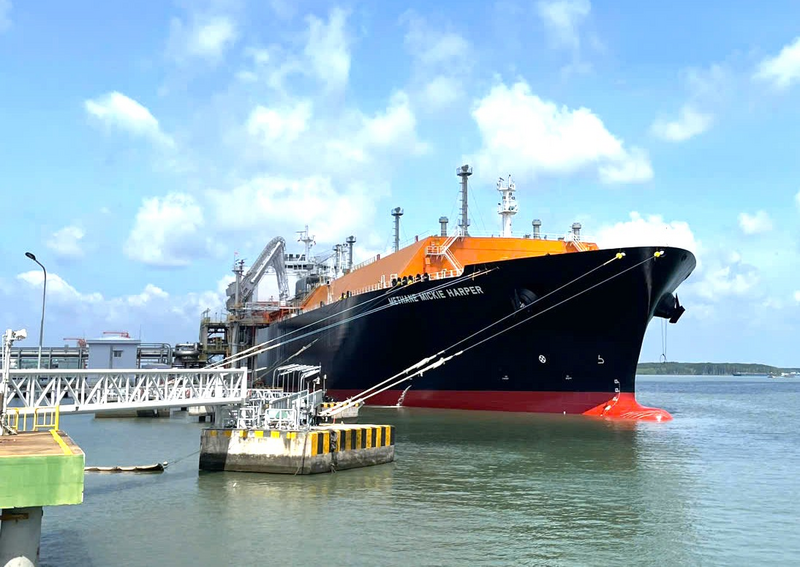 Tàu METHANE MICKIE HARPER vận chuyển khoảng 73.000 tấn LNG từ Canada đã cập cảng LNG Thị Vải. Ảnh: PV GAS