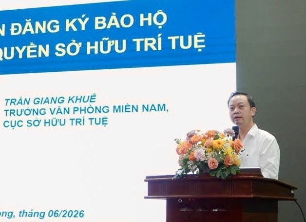 Ông Trần Giang Khuê, Trưởng Văn phòng đại diện Cục Sở hữu trí tuệ tại TP. Hồ Chí Minh hướng dẫn đăng ký bảo hộ và khai thác quyền sở hữu trí tuệ. Ảnh: Vinhlong.gov.vn