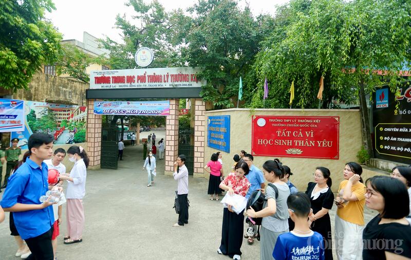 Hơn 42.800 thí sinh Thanh Hóa đã bước vào ngày thi đầu tiên của Kỳ thi tốt nghiệp THPT năm 2026 trong tâm thế tự tin, phấn khởi. Công tác tổ chức được chuẩn bị chu đáo, an ninh, an toàn được đảm bảo, tạo điều kiện thuận lợi để các em hoàn thành tốt bài thi. Ảnh: Ngô Nhung