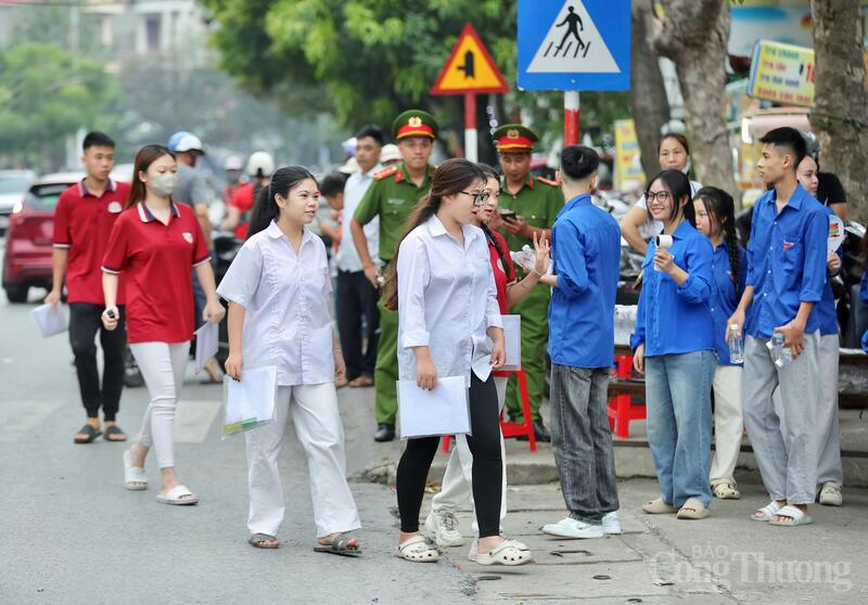 Sáng sớm ngày thi đầu tiên của Kỳ thi tốt nghiệp THPT năm 2026, tại 83 điểm thi trên địa bàn tỉnh Thanh Hóa, không khí khẩn trương nhưng trật tự đã hiện diện từ rất sớm. Từng tốp học sinh trong đồng phục chỉnh tề, mang theo hành trang kiến thức và những kỳ vọng của gia đình bước vào phòng thi với tâm thế quyết tâm chinh phục kỳ thi quan trọng nhất của tuổi học trò. Ảnh: Ngô Nhung