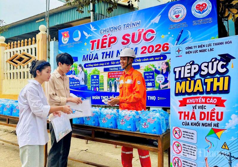 Trong ngày đầu Kỳ thi tốt nghiệp THPT năm 2026, hơn 42.800 thí sinh tham gia thi tại 83 điểm thi trên địa bàn tỉnh Thanh Hóa, không khí khẩn trương nhưng trật tự đã hiện diện từ rất sớm. Từng tốp học sinh trong đồng phục chỉnh tề, mang theo hành trang kiến thức và những kỳ vọng của gia đình bước vào phòng thi với tâm thế quyết tâm chinh phục kỳ thi quan trọng nhất của tuổi học trò.