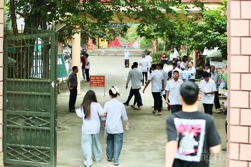 Tại điểm thi Trường THPT Lý Thường Kiệt (Thanh Hoá), từ hơn 6 giờ sáng, nhiều thí sinh đã có mặt để kiểm tra lại giấy tờ, dụng cụ làm bài và tranh thủ ôn lại những nội dung cuối cùng. Dù không tránh khỏi cảm giác hồi hộp, nhưng đa số các em đều thể hiện sự tự tin sau thời gian dài ôn tập. Ảnh: Ngô Nhung