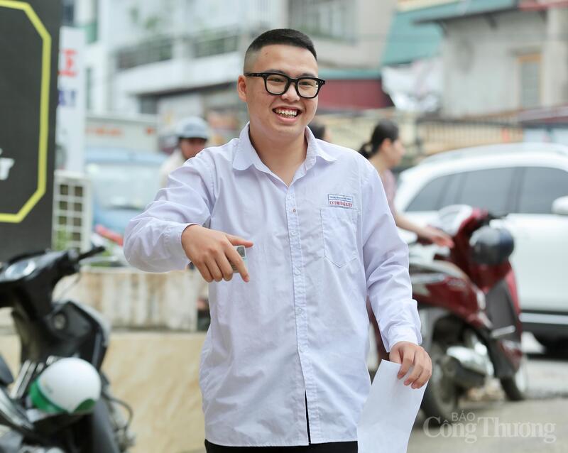 Cũng tâm trạng thoải mái, em Đặng Phúc Hưng (phường Hàm Rồng) chia sẻ: “Đây là kỳ thi rất quan trọng nên em đã chuẩn bị kỹ từ nhiều tháng trước. Trước khi vào phòng thi, em khá hồi hộp nhưng khi được bố mẹ động viên và gặp các bạn cùng lớp, em cảm thấy tự tin hơn. Dù còn những môn thi phía trước, em sẽ cố gắng giữ sức khỏe, ổn định tâm lý và tập trung hết mình để hoàn thành kỳ thi.”