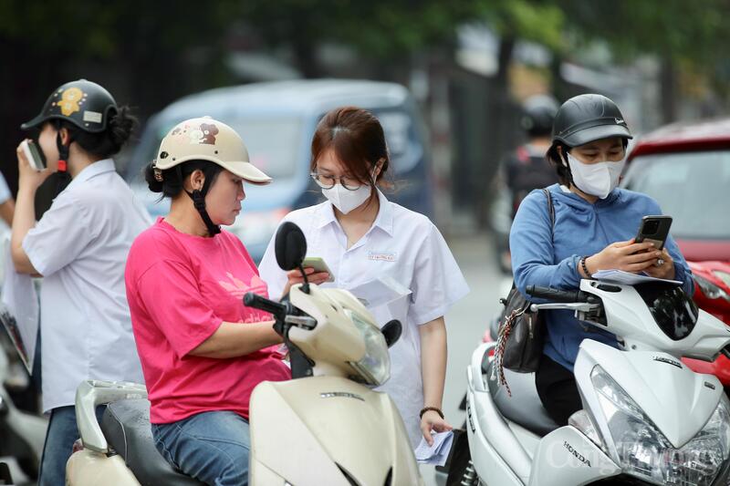 Trước giờ thi, nhiều phụ huynh nhẹ nhàng dặn dò con giữ bình tĩnh, đọc kỹ đề và làm bài cẩn thận. Những lời động viên giản dị như “cố gắng hết sức”, “đừng quá áp lực” hay “bố mẹ luôn tin con” đã tiếp thêm động lực cho các sĩ tử. Ảnh: Ngô Nhung