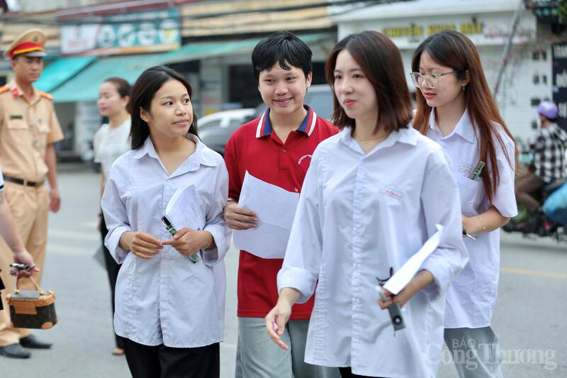 Những gương mặt rạng rỡ, nở nụ cười tự tin xuất hiện tại nhiều điểm thi trên địa bàn Thanh Hóa trong sáng đầu tiên của Kỳ thi tốt nghiệp THPT 2026. Sự lạc quan và quyết tâm của các sĩ tử cho thấy sự chuẩn bị kỹ lưỡng trước kỳ thi quan trọng. Ảnh: Ngô Nhung