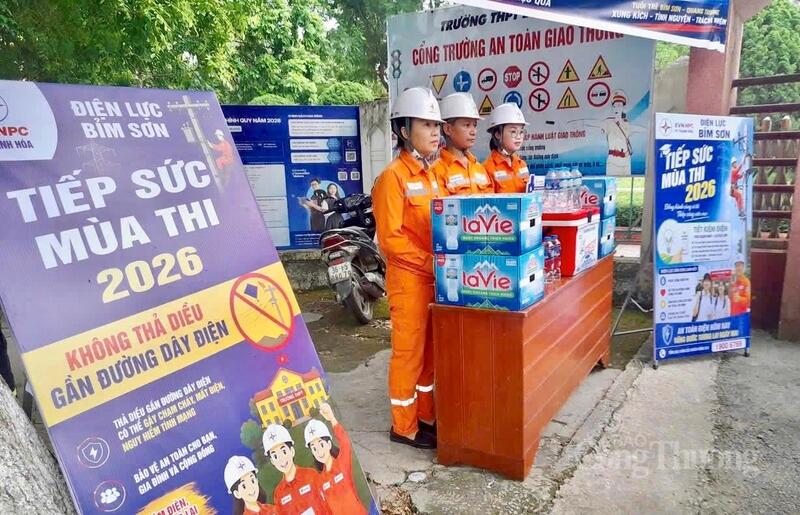 Lực lượng trực vận hành được bố trí 24/24 giờ trong suốt thời gian diễn ra kỳ thi, sẵn sàng xử lý các tình huống phát sinh nhằm bảo đảm nguồn điện ổn định, liên tục. Các phương tiện, vật tư dự phòng cũng được chuẩn bị đầy đủ để ứng phó kịp thời nếu xảy ra sự cố.