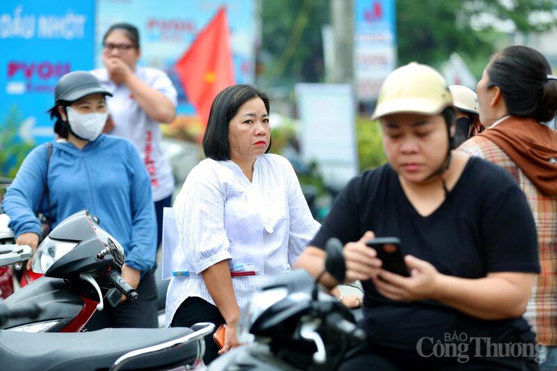 Chị Phan Thị Nguyệt, phụ huynh có con dự thi tại điểm thi Trường THPT Lý Thường Kiệt cho biết: “Gia đình không đặt áp lực điểm số mà chỉ mong con giữ được tâm lý thoải mái để hoàn thành bài thi tốt nhất theo khả năng của mình”. Ảnh: Ngô Nhung