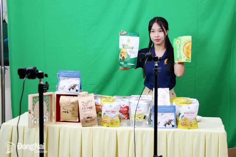 Các doanh nghiệp ở Đồng Nai tham gia tập huấn livestream bán hàng thực tế tại một hội nghị hỗ trợ bán hàng OCOP thông qua kinh doanh trực tuyến do Sở Công Thương thành phố tổ chức. Ảnh: Hải Quân/ Báo Đồng Nai.