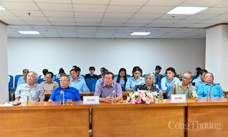 Các đồng chí nguyên Tổng Biên tập Báo Công Thương và các đồng chí nguyên Trưởng, Phó các phòng ban của Báo Công Thương qua các thời kỳ. Ảnh: Nam Nguyễn