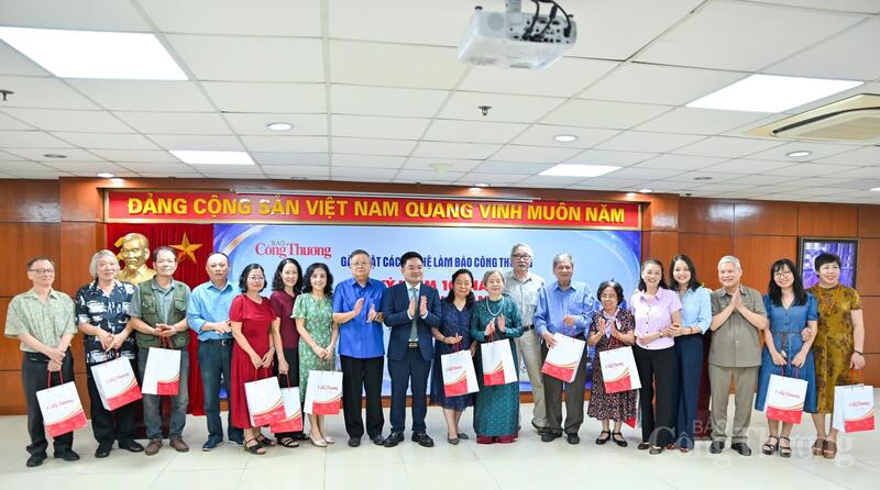Ban Biên tập Báo Công Thương cùng các thế hệ cán bộ làm báo Báo Công Thương qua các thời kỳ. Ảnh: Nam Nguyễn
