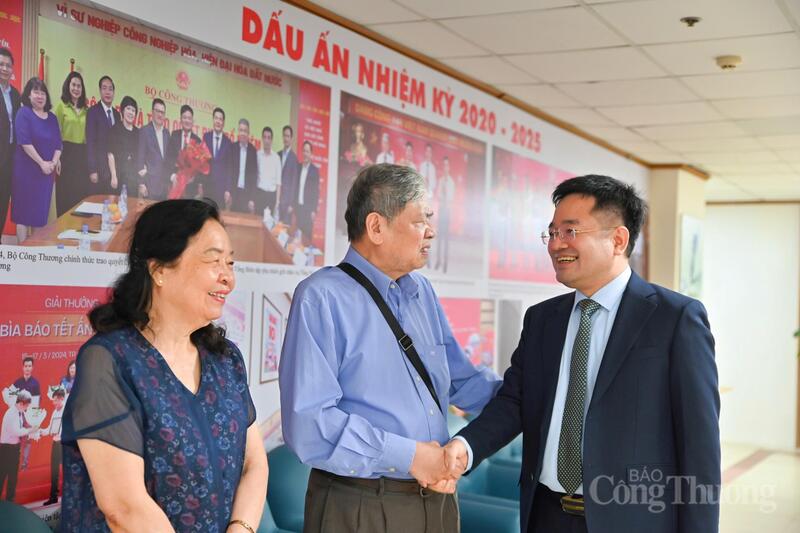 Tổng Biên tập Nguyễn Văn Minh gặp mặt các đồng chí nguyên cán bộ Báo Công Thương. Ảnh: Nam Nguyễn