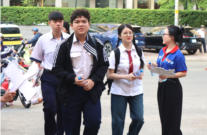 Đồng hành cùng chương trình “Tiếp sức mùa thi 2026”, i-on Life Thương hiệu Quốc gia trao hàng chục nghìn chai nước ion kiềm đến thí sinh, tiếp thêm động lực vượt vũ môn. Ảnh: i-on Life.