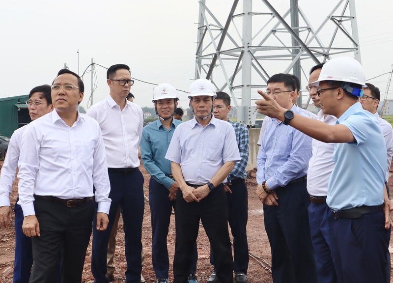 Thứ trưởng Nguyễn Hoàng Long kiểm tra trạm biến áp 500 kV Bắc Ninh và đường dây đấu nối ngày 11/6. Ảnh: Phương Trang