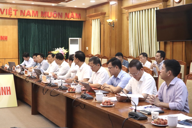 Đại diện lãnh đạo tỉnh, các tập đoàn, doanh nghiệp điện lực và các chủ đầu tư dự án trên địa bàn tỉnh. Ảnh: Phương Trang