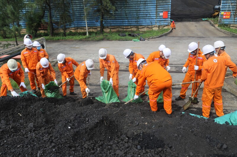 Lực lượng xung kích triển khai gia cố khu vực kho than.