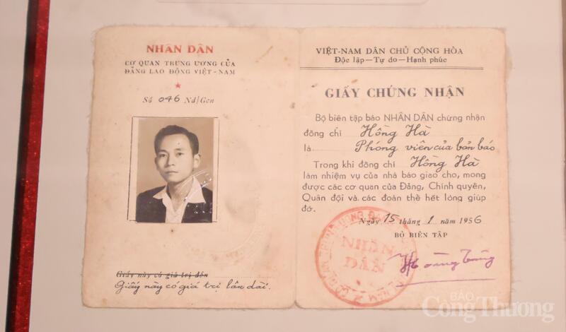 Giấy chứng nhận Nhà báo Hồng Hà, Báo Nhân Dân, ngày 15/1/1956. Ảnh: Phương Hà