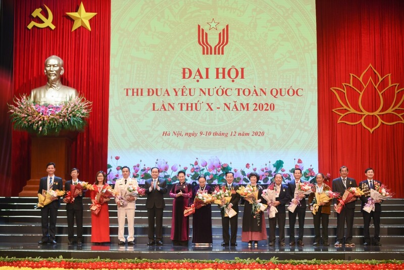 Bà Thái Hương (thứ sáu từ phải sang) tại Đại hội Thi đua yêu nước toàn quốc lần thứ X năm 2020. Tại kỳ Đại hội này, bà đã được phong tặng danh hiệu Anh hùng Lao động.