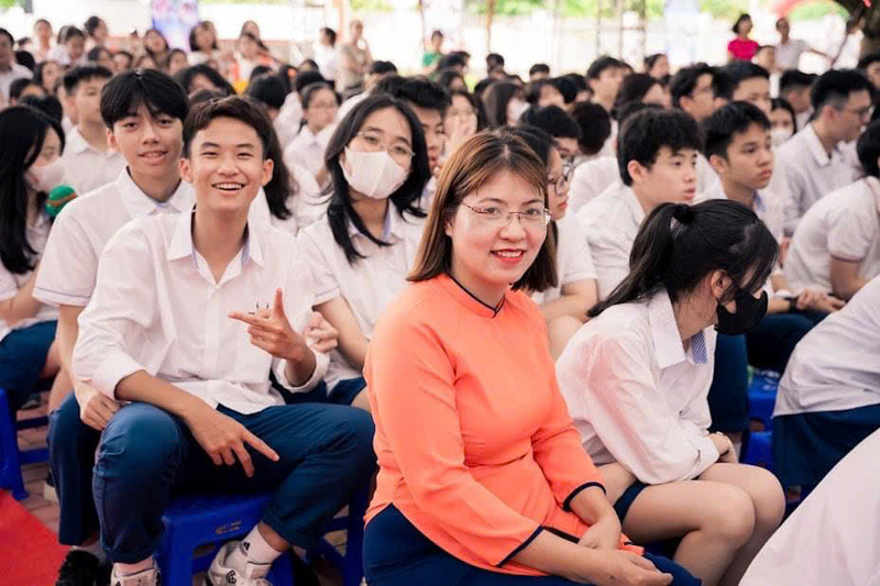 Cô Nguyễn Thị Hải Yến cùng học sinh của mình.