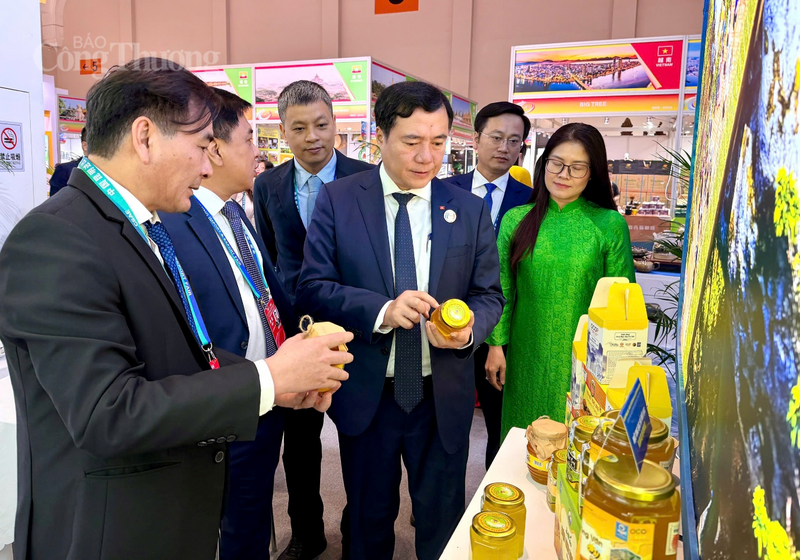 Thứ trưởng Nguyễn Sinh Nhật Tân động viên, nghe đại diện doanh nghiệp Việt Nam chia sẻ về định hướng tiếp cận thị trường Tây Nam Trung Quốc. Ảnh: Cục XTTM