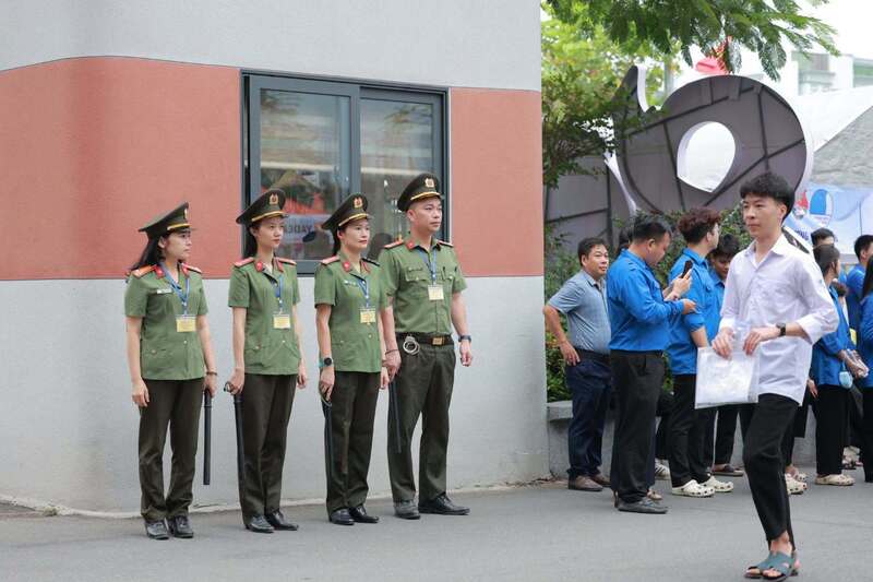 Mọi khâu từ vận chuyển đề thi, bảo vệ phòng thi đến khu vực chờ đều được giám sát nghiêm ngặt để đảm bảo kỳ thi diễn ra an toàn, nghiêm túc và đúng quy chế. Ảnh: Công an Hà Tĩnh