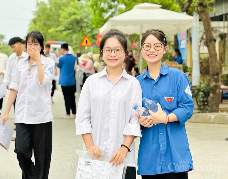 Sáng 11/6, cùng với hơn 1,2 triệu học sinh cả nước, gần 18.600 thí sinh tại Hà Tĩnh đã chính thức bước vào ngày thi đầu tiên của Kỳ thi tốt nghiệp THPT năm 2026
