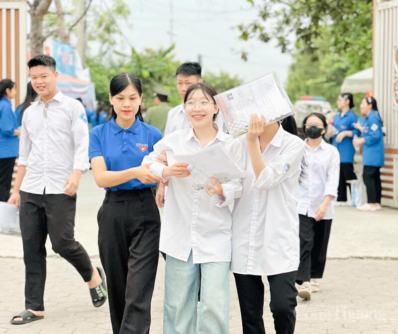 Sở Giáo dục và Đào tạo cũng đã chủ trì, phối hợp với các sở, ngành, đơn vị liên quan và các địa phương chuẩn bị đầy đủ cơ sở vật chất, thiết bị nhằm đảm bảo kỳ thi diễn ra an toàn, nghiêm túc.
