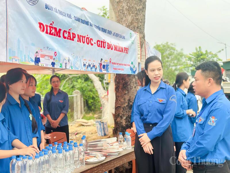 Tại điểm thi Trường THPT Nguyễn Trung Thiên, bà Nguyễn Ny Hương – Bí thư Tỉnh đoàn cùng đoàn công tác đã trực tiếp đến thăm hỏi đội hình thanh niên tình nguyện tiếp sức mùa thi năm 2026.