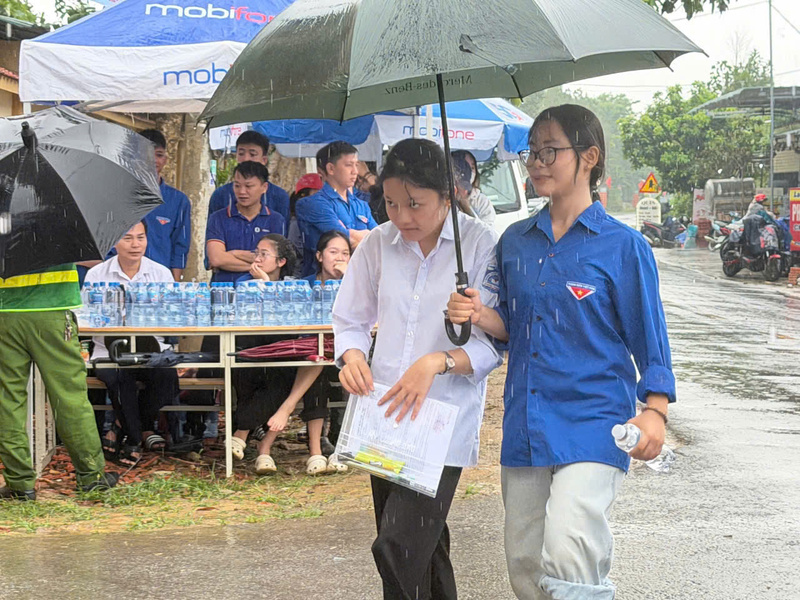 Đội ngũ tình nguyện viên luôn túc trực để hướng dẫn, hỗ trợ tối đa cho thí sinh và người nhà trong suốt thời gian thi. Ảnh: Tỉnh đoàn Hà Tĩnh
