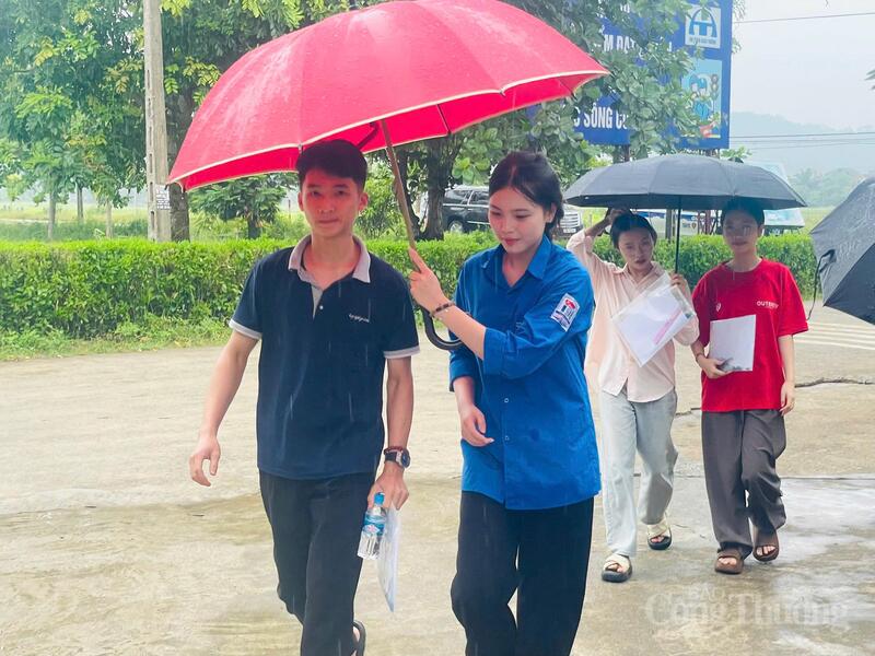 Các lực lượng hỗ trợ đã dùng ô che chắn cho thí sinh bước vào phòng thi, đồng thời gửi gắm những lời chúc may mắn, động viên tinh thần trước giờ khắc quan trọng.