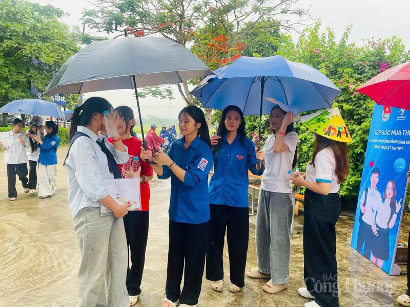 Hà Tĩnh: 'Áo xanh' tình nguyện đội mưa tiếp sức gần 18.600 sĩ tử - 5