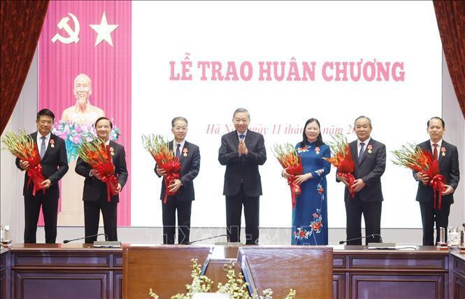 Tổng Bí thư, Chủ tịch nước Tô Lâm trao tặng Huân chương Lao động hạng Nhất, hạng Nhì cho các cá nhân vì có thành tích xuất sắc trong công tác cải cách tư pháp. Ảnh: Thống Nhất/TTXVN.