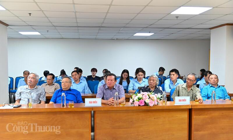 Các đại biểu là nguyên lãnh đạo Báo Công Thương qua các thời kỳ. Ảnh: Nam Nguyễn