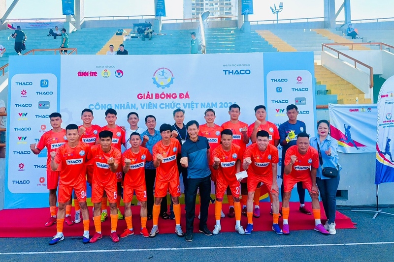 Ông Lê An Hải – Ủy viên Thường vụ Tổng Liên đoàn Lao động Việt Nam, Chủ tịch Công đoàn Công Thương Việt Nam cổ vũ và động viên đội tuyển bóng đá Công đoàn Công Thương