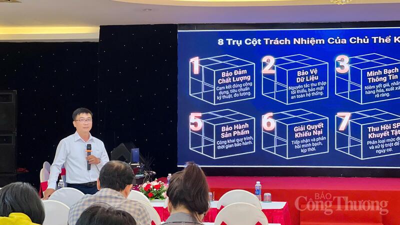 Thạc sĩ Mai Xuân Minh, Trường Cao đẳng Kinh tế Đối ngoại (COFER), giới thiệu hệ thống văn bản pháp luật hiện hành về bảo vệ quyền lợi người tiêu dùng. Ảnh: Hiền Mai