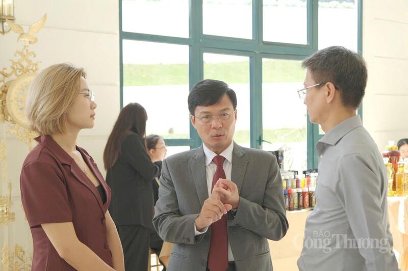 Ông Đinh Văn Tuấn, Phó Chủ tịch UBND tỉnh Lâm Đồng trao đổi bên lề hội thảo với các doanh nghiệp. Ảnh: Lê Sơn