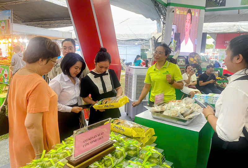 Người dân và du khách tham quan, mua sắm tại hội chợ. Ảnh: Nguyễn Tuấn