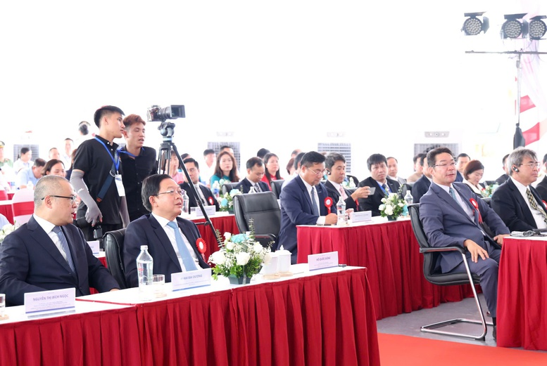 Phó Thủ tướng Hồ Quốc Dũng và các đại biểu dự lễ khởi công dự án Nhà máy sản xuất, chế tạo vi mạch điện tử Meiko Yên Quang - Ảnh: VGP/Gia Huy