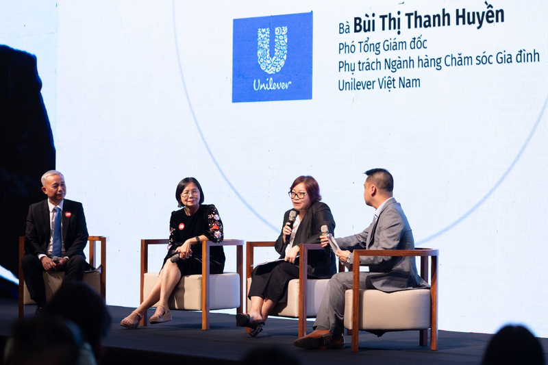 Bà Bùi Thị Thanh Huyền, Phó Tổng Giám đốc phụ trách Ngành hàng Chăm sóc Gia đình - Unilever Việt Nam tham gia đối thoại tại sự kiện