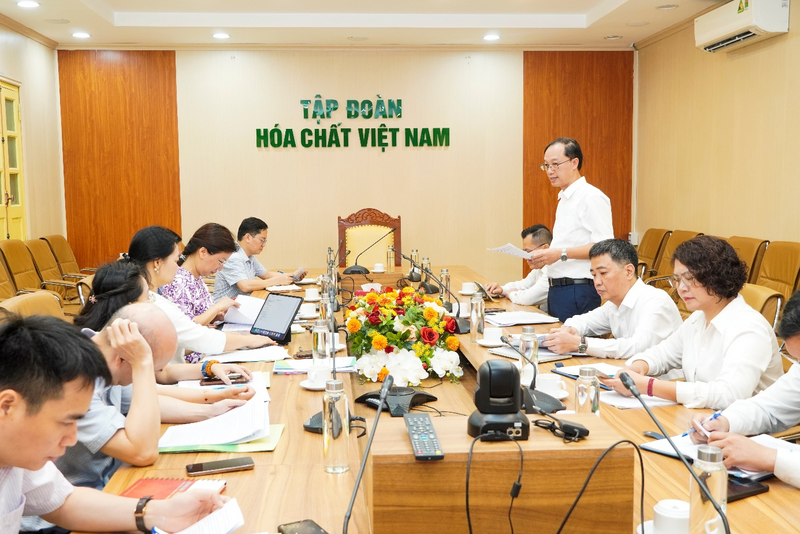 Ông Phùng Ngọc Bộ, Trưởng ban Kỹ thuật Tập đoàn đã báo cáo kết quả triển khai Nghị quyết số 57-NQ/TW tại Tập đoàn