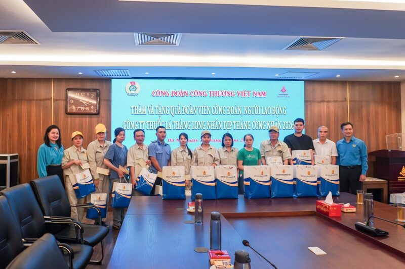 Ông Lê An Hải – Chủ tịch Công đoàn Công Thương Việt Nam và bà Lê Thị Đức – Phó Chủ tịch Công đoàn Công Thương Việt Nam tặng quà cho người lao động khó khăn nhân dịp Tháng Công nhân